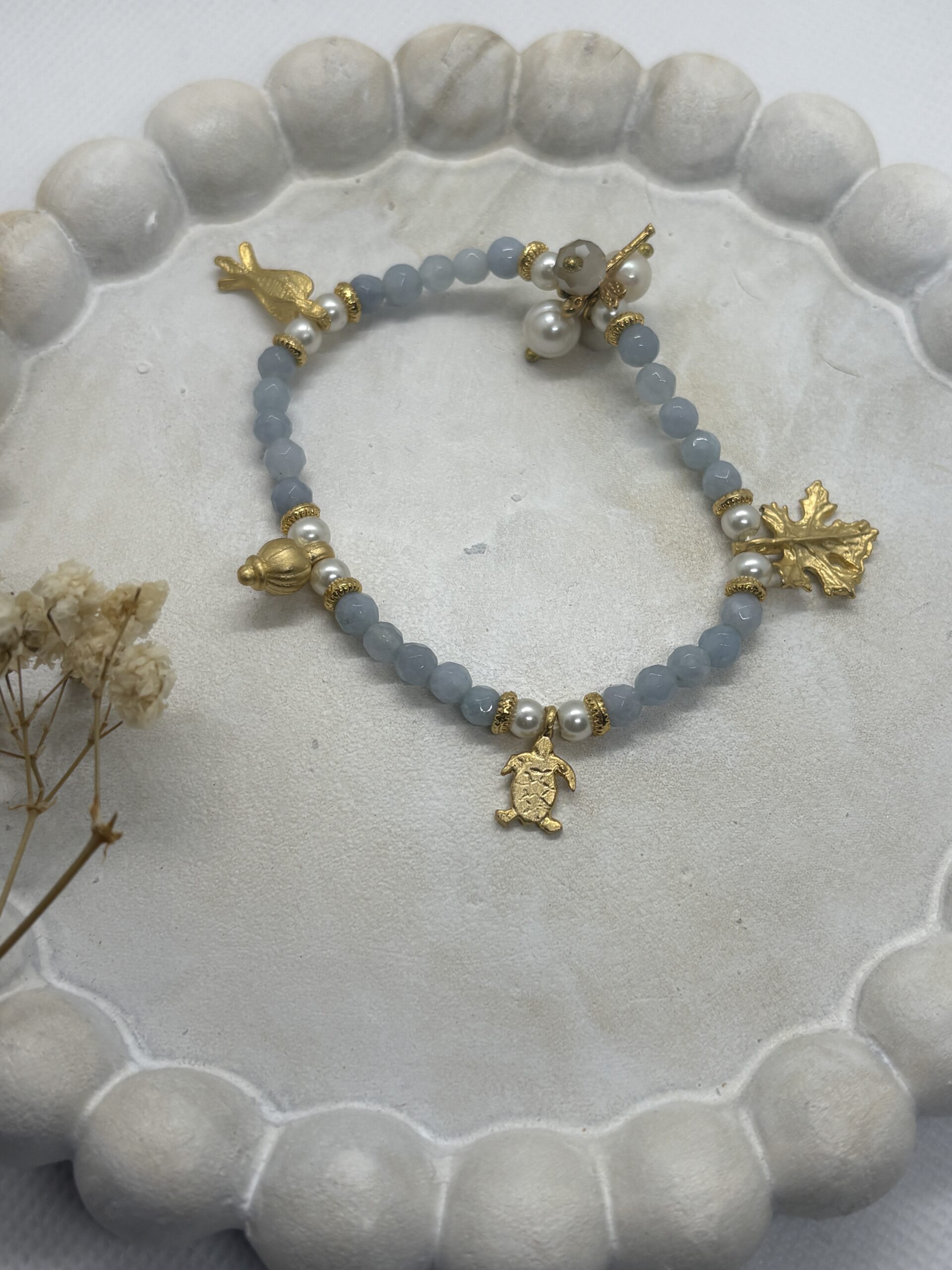 Pulsera Piedras Azules y Perlas con Dijes Elastica