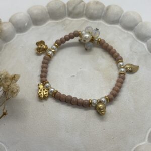 Pulsera Piedras Marrones y Perlas con Dijes Elastica