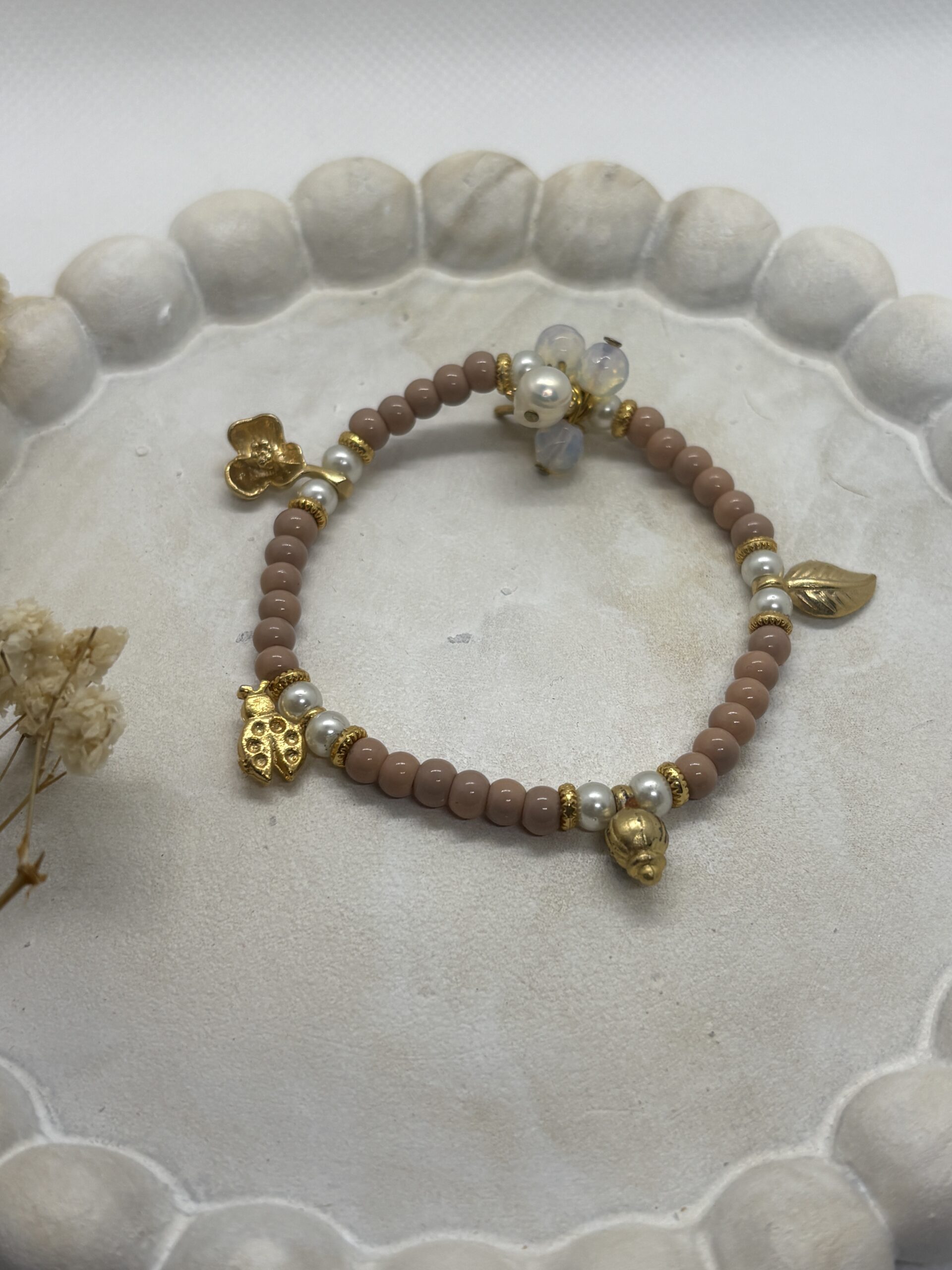 Pulsera Piedras Marrones y Perlas con Dijes Elastica