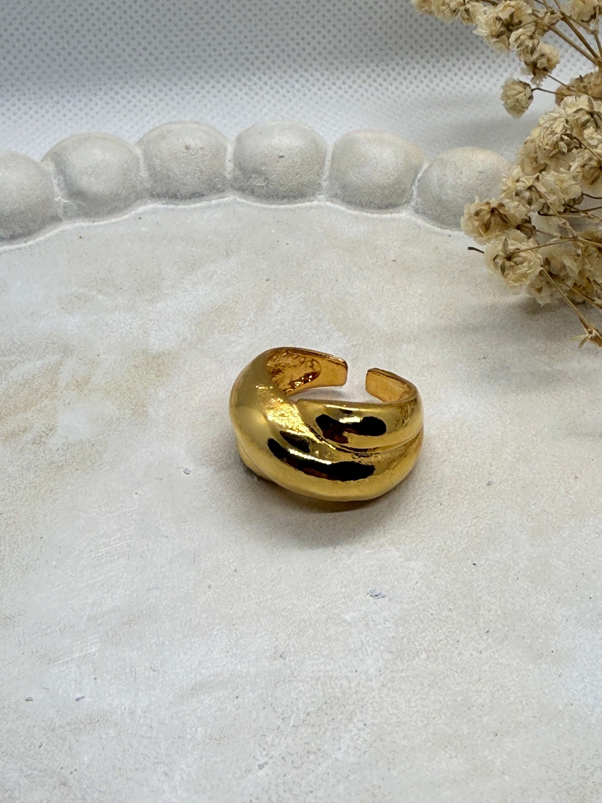 Anillo Entrelazado Dorado Ajustable